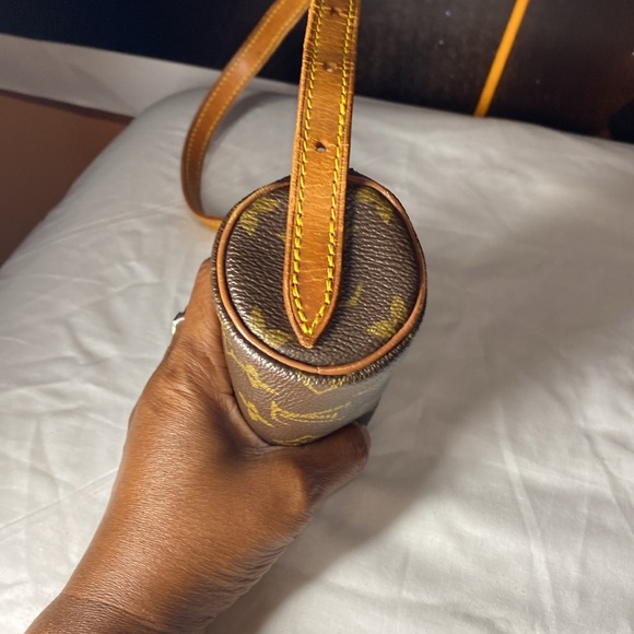 Small Louis Vuitton round bag longer strap great for a night on the town - Picture 5 of 6